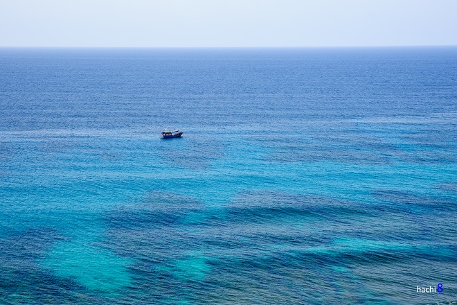 Nước biển ở Lý Sơn khó có thể lẫn với các nơi khác bởi màu xanh ngọc bích